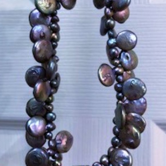⬇️⬇️Iridescent Coin Pearl Necklace and Earrings - Picture 3 of 10